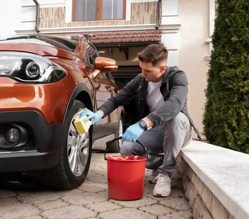 Lavage auto à domicile Caudebec-lès-Elbeuf : professionnel intervenant sur un véhicule